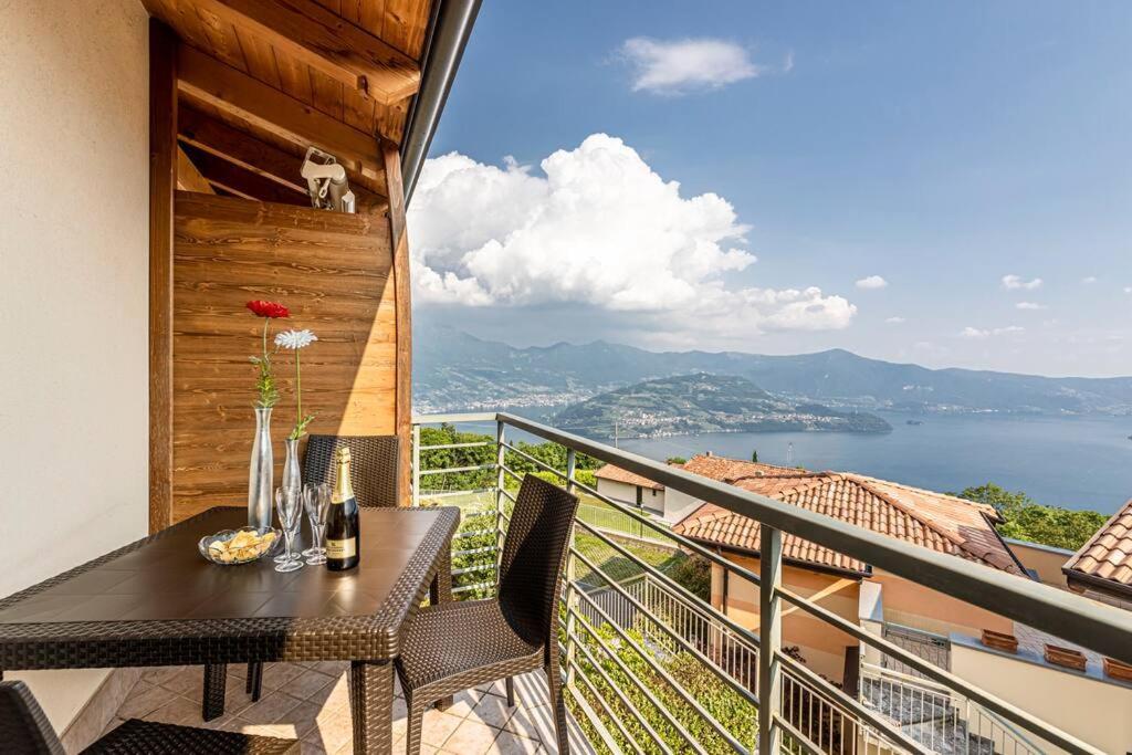 La Dolce Vita - Vista Lago E Piscina Parzanica Eksteriør billede